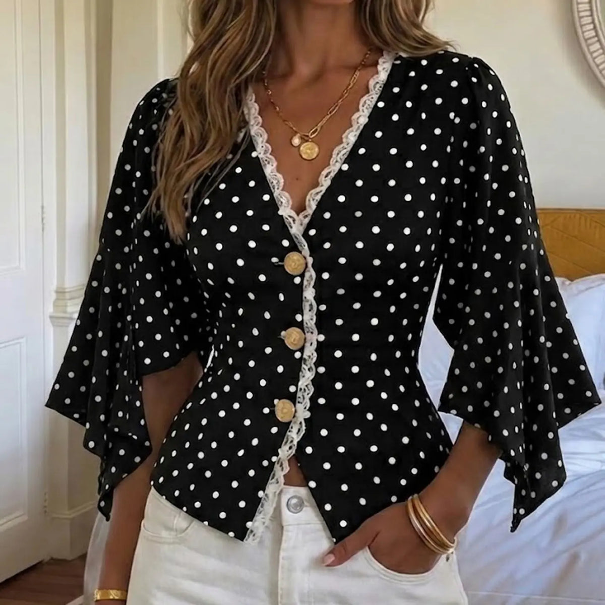 Blouse noire à pois blancs et manches à volants SecretBombe